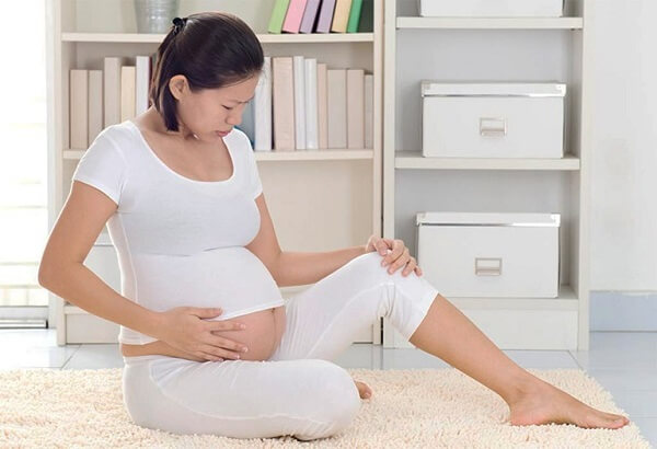 Cảnh báo nguy hiểm cơn đau bàn chân và đầu gối khi mang thai